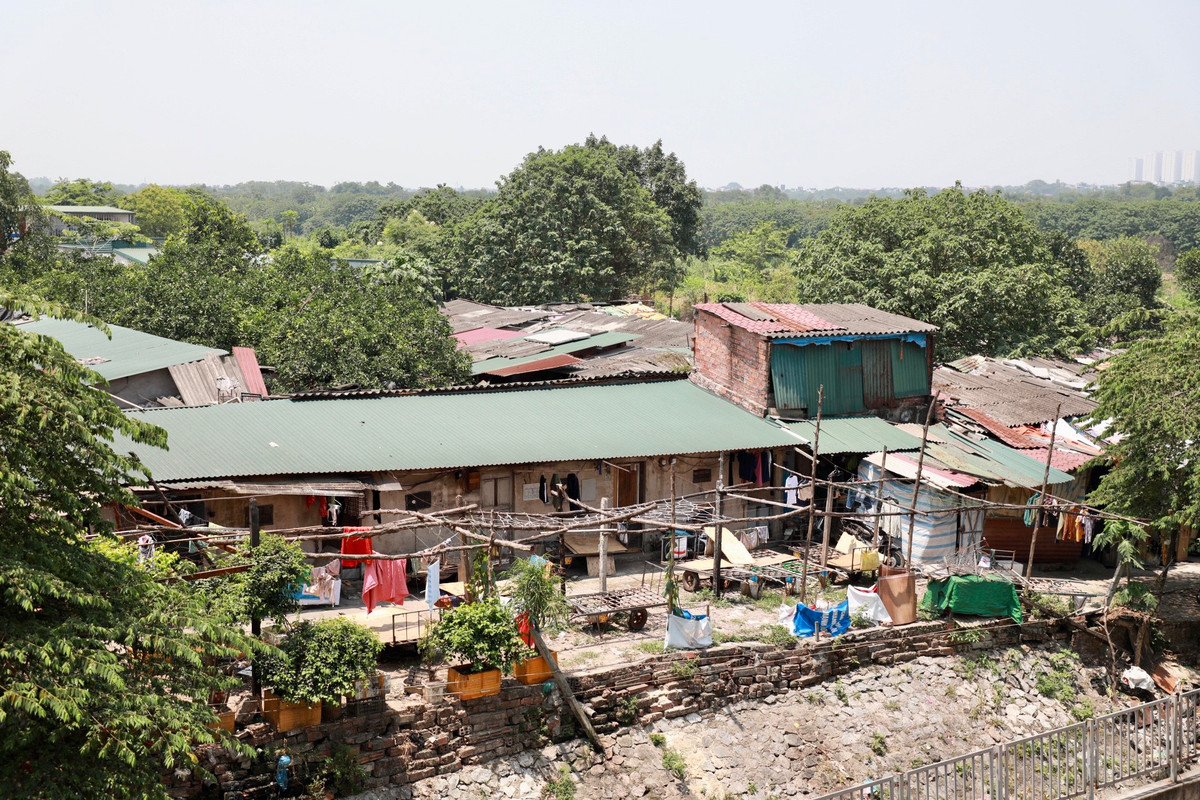 Nằm dưới chân cầu Long Biên (Hà Nội) là khu "ổ chuột", nơi hàng trăm người lao động nghèo đang sinh sống.