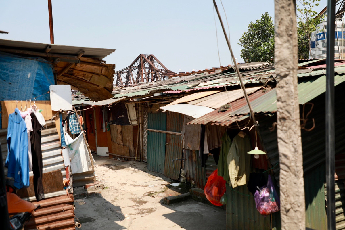 Xóm nghèo dưới chân cầu Long Biên, nơi sinh sống của khoảng 70 hộ dân, đang phải đối mặt với sự khắc nghiệt của thời tiết.