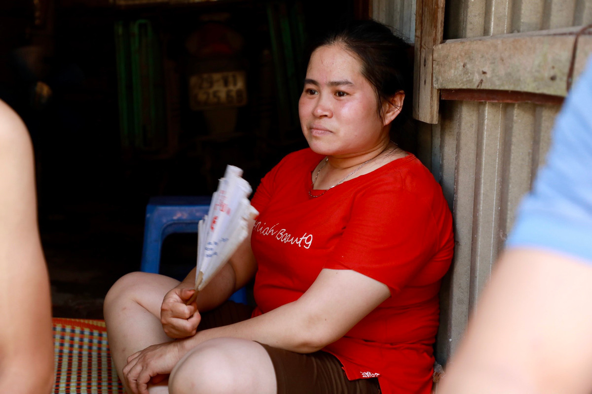 Chị Hương không thể ngủ trưa vì nhiệt độ trong nhà cũng không đỡ hơn ngoài trời là bao. Dù vừa quạt điện lẫn quạt tay nhưng chị vẫn ướt đẫm mồ hôi.