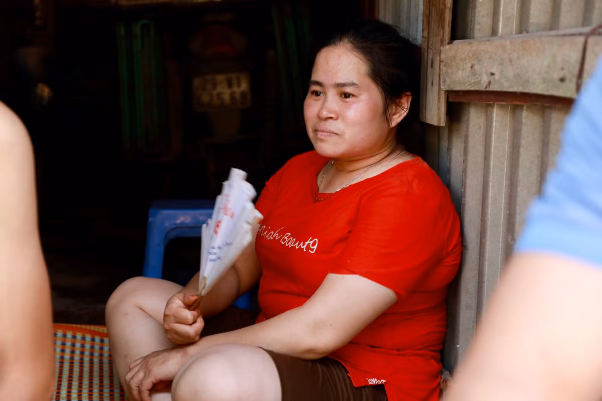 Chị Hương không thể ngủ trưa vì nhiệt độ trong nhà cũng không đỡ hơn ngoài trời là bao. Dù vừa quạt điện lẫn quạt tay nhưng chị vẫn ướt đẫm mồ hôi.