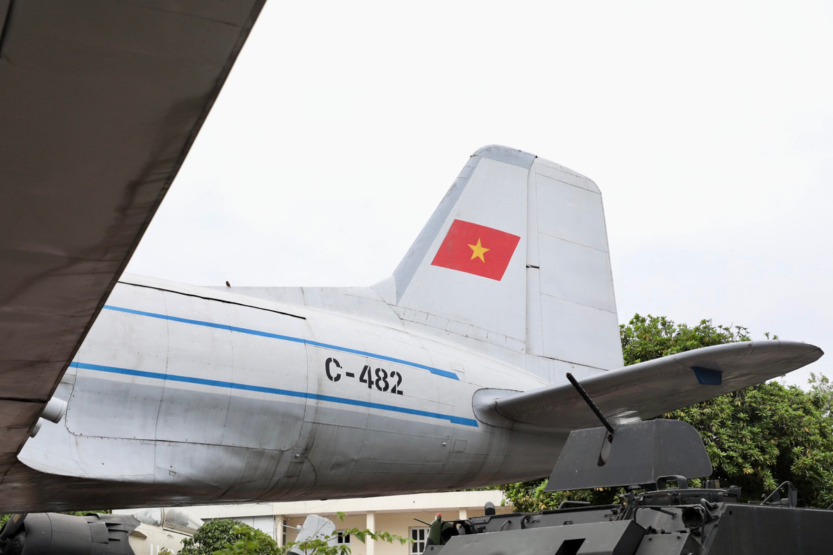 Máy bay mang số hiệu IL 14 VN-C482.