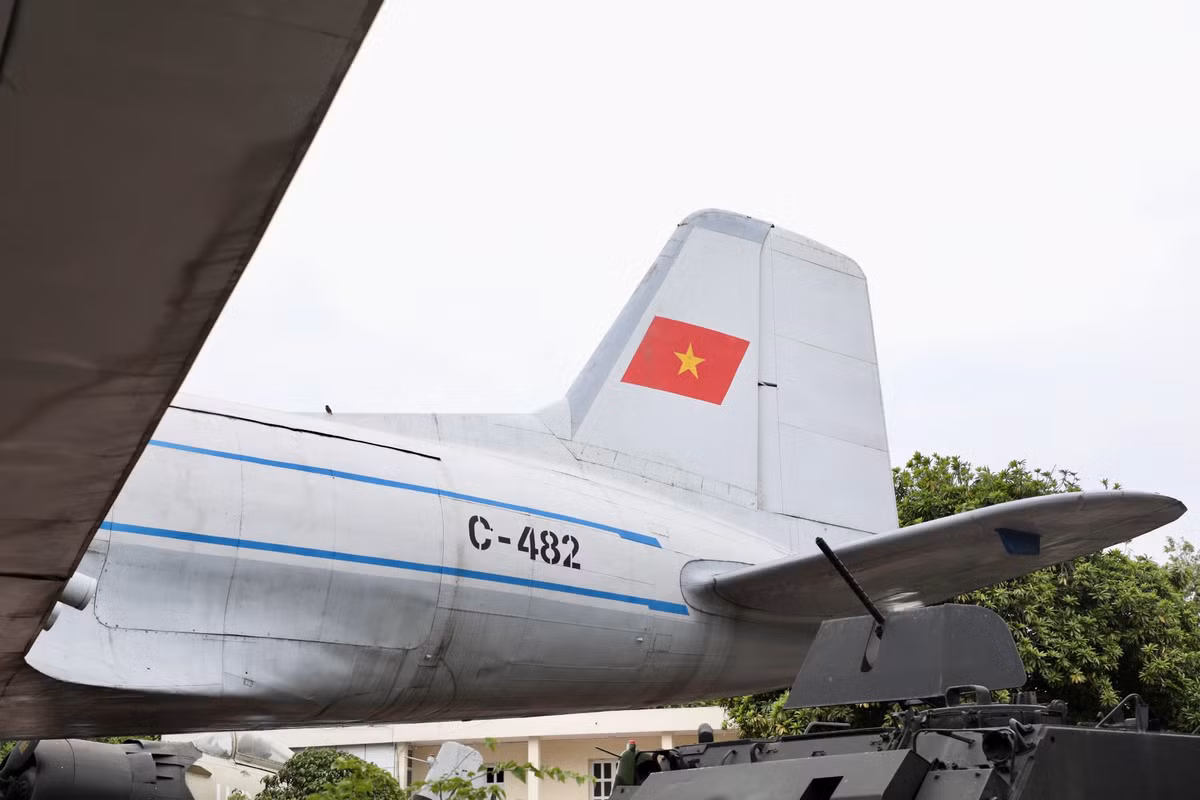 Máy bay mang số hiệu IL 14 VN-C482.
