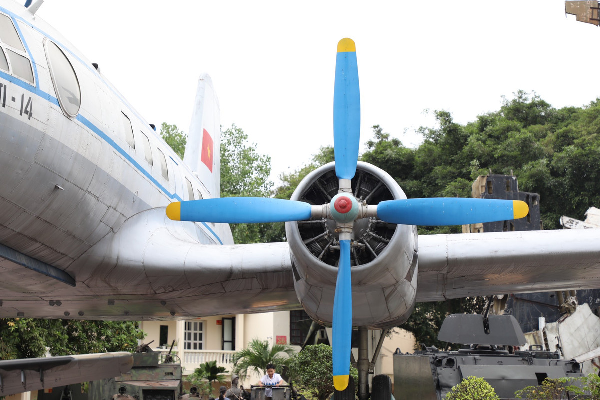 Do các bộ phận cất, hạ cánh như càng, lốp, tang chống đã bị hư hại hoàn toàn, nhóm phục chế phải tìm nhiều biện pháp chế tạo, gia cố để bảo đảm máy bay có thể đứng vững chắc.