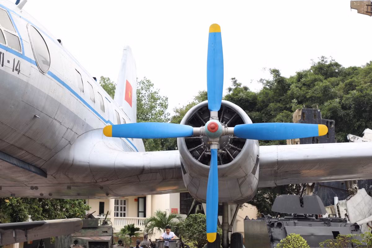 Do các bộ phận cất, hạ cánh như càng, lốp, tang chống đã bị hư hại hoàn toàn, nhóm phục chế phải tìm nhiều biện pháp chế tạo, gia cố để bảo đảm máy bay có thể đứng vững chắc.