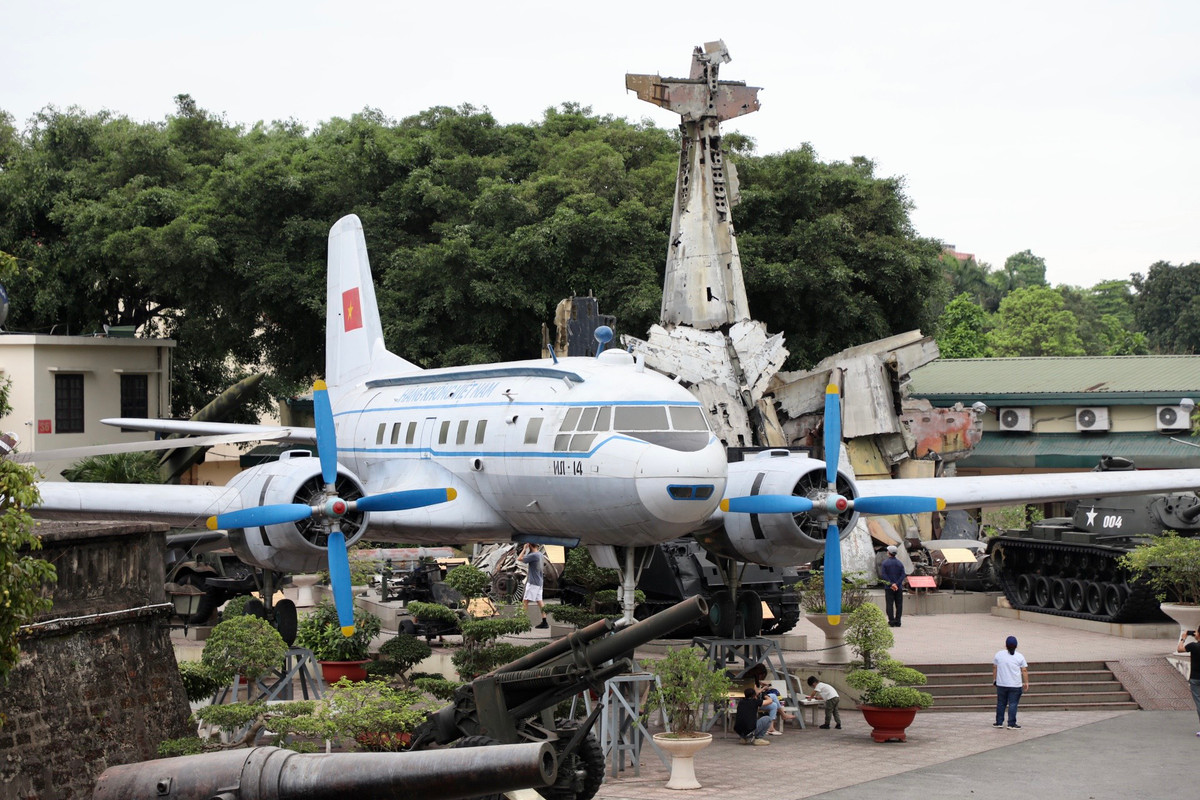 Trung đoàn Không quân 919 đã từng sử dụng chiếc máy bay này làm chuyên cơ chở Chủ tịch Hồ Chí Minh và các đồng chí lãnh đạo Đảng, Nhà nước đi công tác trong những năm 1960 -1964. Từ năm 1965 - 1975 máy bay được sử dụng để vận chuyển bộ đội và trang thiết bị phục vụ chiến đấu.