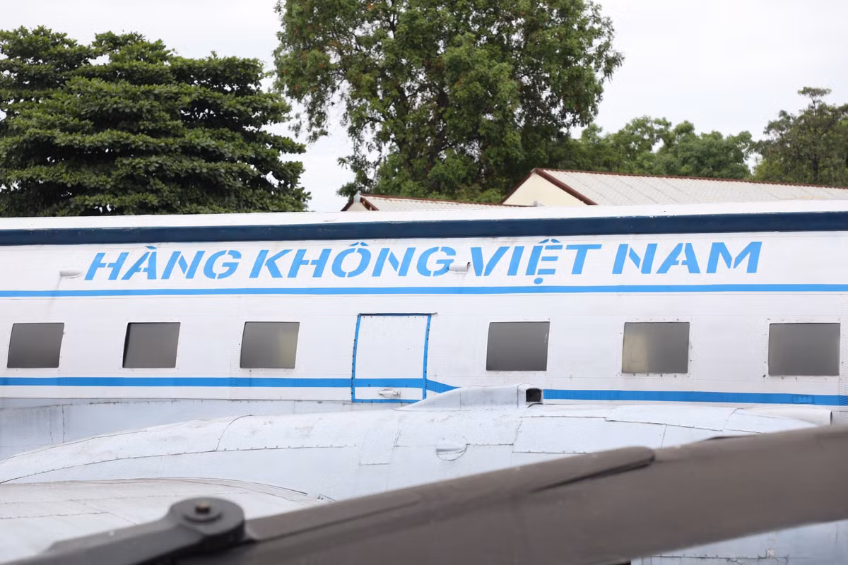 Chiếc máy bay đã được phục chế cả vỏ ngoài và buồng lái, buồng tiếp viên, khoang hành khách, nội thất và phòng riêng dành cho Bác làm việc, nghỉ ngơi trên máy bay.