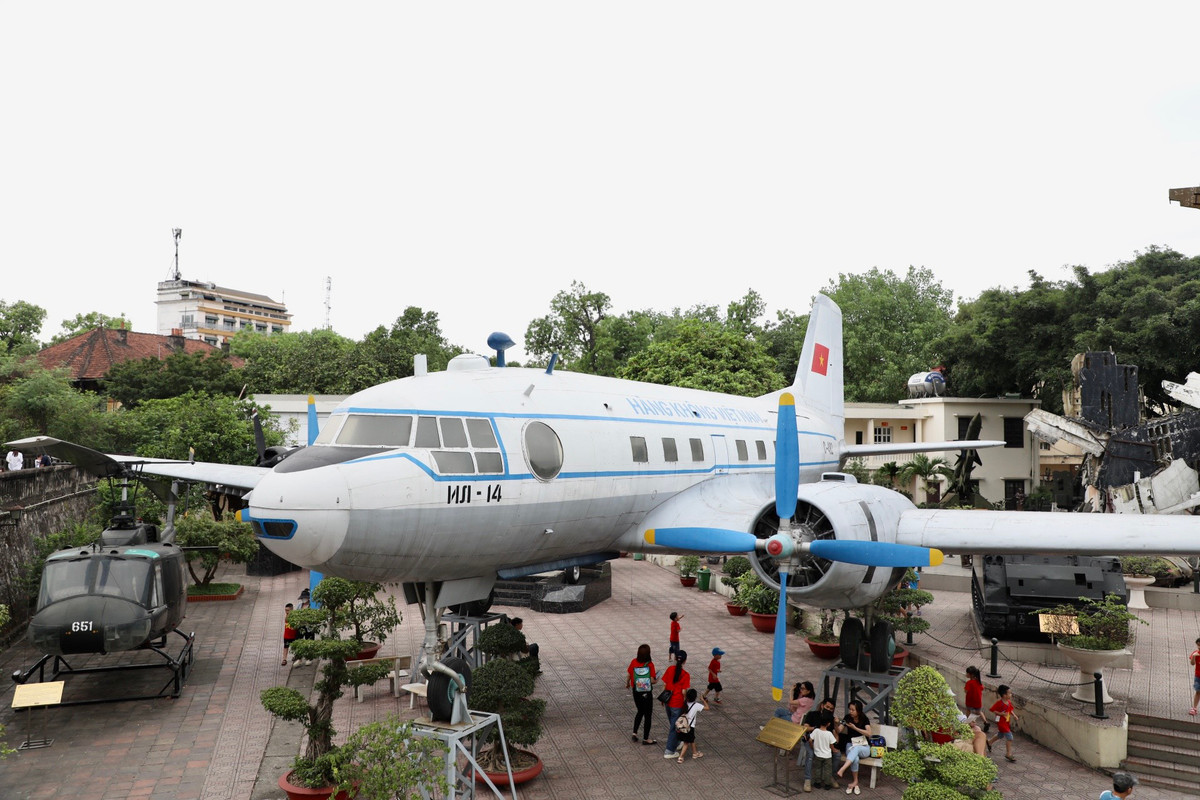 Máy bay IL-14 số hiệu VN-C482 được Chính phủ Liên Xô tặng Chủ tịch Hồ Chí Minh năm 1958, hiện tại đang được trưng bày tại Bảo tàng Lịch sử Quân sự Việt Nam.