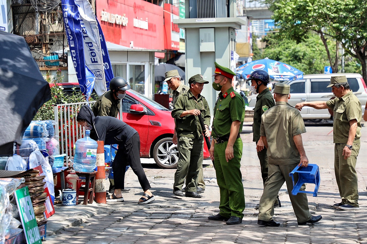 Sau khi bị lực lượng chức năng nhắc nhở, các cửa hàng kinh doanh đã chấp hành nghiêm túc.