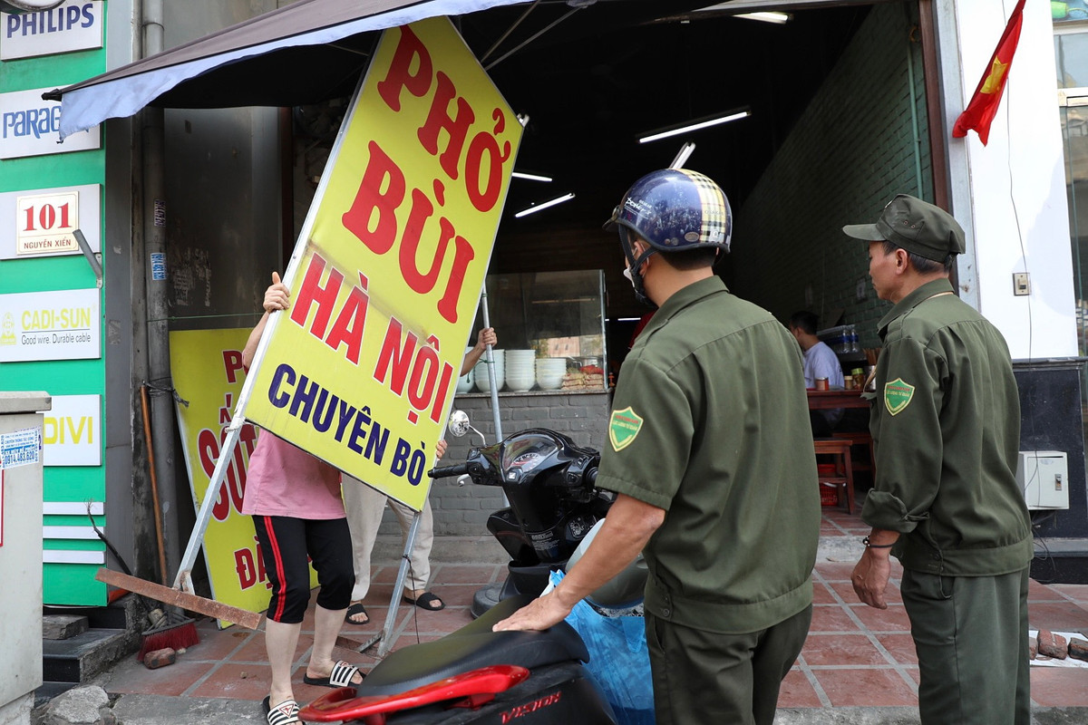 Cùng với đó là công tác tuyên truyền, nhắc nhở các hộ kinh doanh không lấn chiếm vỉa hè.
