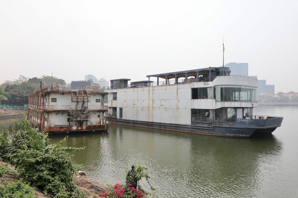 Khi đó, UBND thành phố Hà Nội đã có thông báo yêu cầu Sở Giao thông Vận tải khẩn trương kiểm tra, khẳng định những giấy tờ pháp lý của các phương tiện thủy trên Hồ Tây. Đồng thời, Sở Tư pháp có trách nhiệm phối hợp với Sở Giao thông Vận tải, UBND quận Tây Hồ rà soát, củng cố cơ sở pháp lý, phương án cưỡng chế, tháo dỡ, di dời các phương tiện. (Ảnh chụp ngày 23/3)