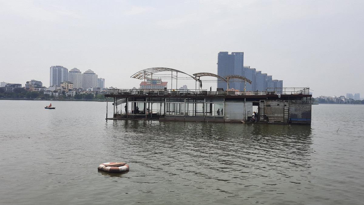 UBND quận Tây Hồ vừa có thông tin về tiến độ cưỡng chế tháo dỡ, di dời các phương tiện thủy nội địa ra khỏi Hồ Tây. Cụ thể, đối với bến du thuyền (sàn bị chìm một phần) của Công ty Sông Potomac đến 14h ngày 2/5/2023 quận đã hoàn thành trục vớt tháo dỡ, di dời sàn bị chìm về điểm tập kết tại khu vực cuối ngõ 464 Âu Cơ. (Ảnh chụp ngày 27/4)