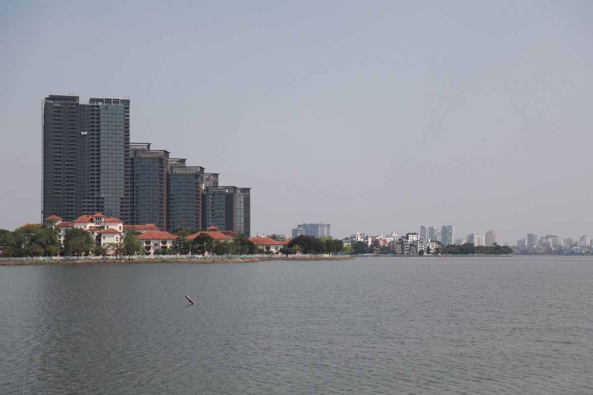 Theo thông tin từ UBND quận Tây Hồ, sau khi hoàn thành cưỡng chế theo chỉ đạo của TP Hà Nội, hiện quận đang khẩn trương nghiên cứu các giải pháp trước mắt để bảo đảm môi trường nước như: nạo vét, sục khí, bè thuỷ sinh...