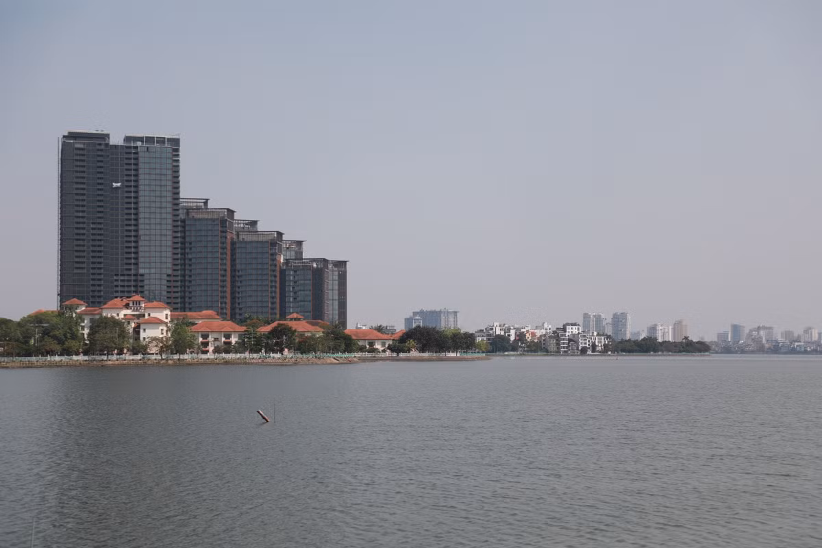 Theo thông tin từ UBND quận Tây Hồ, sau khi hoàn thành cưỡng chế theo chỉ đạo của TP Hà Nội, hiện quận đang khẩn trương nghiên cứu các giải pháp trước mắt để bảo đảm môi trường nước như: nạo vét, sục khí, bè thuỷ sinh...