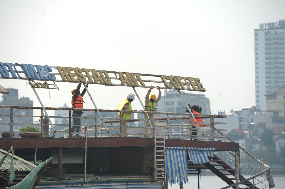 Đối với tàu Nàng Tiên Cá 2 của Công ty cổ phần nhà nổi Hồ Tây đến 10h ngày 13/05/2023, sau 6 ngày thực hiện công tác tháo dỡ, di dời tàu ra khỏi Hồ Tây đã hoàn thành. Đối với tàu Nàng tiên cá Taboo của Công ty Cổ phần nhà nổi Hồ Tây trong ngày 17/5/2023 đã hoàn thành công tác tháo dỡ, di dời con tàu này ra khỏi Hồ Tây. (Ảnh chụp ngày 27/4)