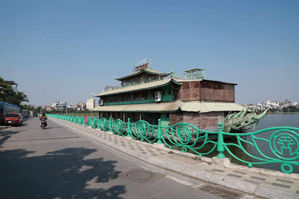 Hiện trên mặt nước hồ Tây chỉ còn một tàu có tên Potomac. Theo lý giải của UBND quận Tây Hồ, con tàu là tài sản đang thi hành án. Ngày 18/4/2023, Chi cục Thi hành án dân sự quận Tây Hồ nhận được đơn yêu cầu thi hành án của Ngân hàng TMCP Quốc dân. (Ảnh chụp ngày 18/5)