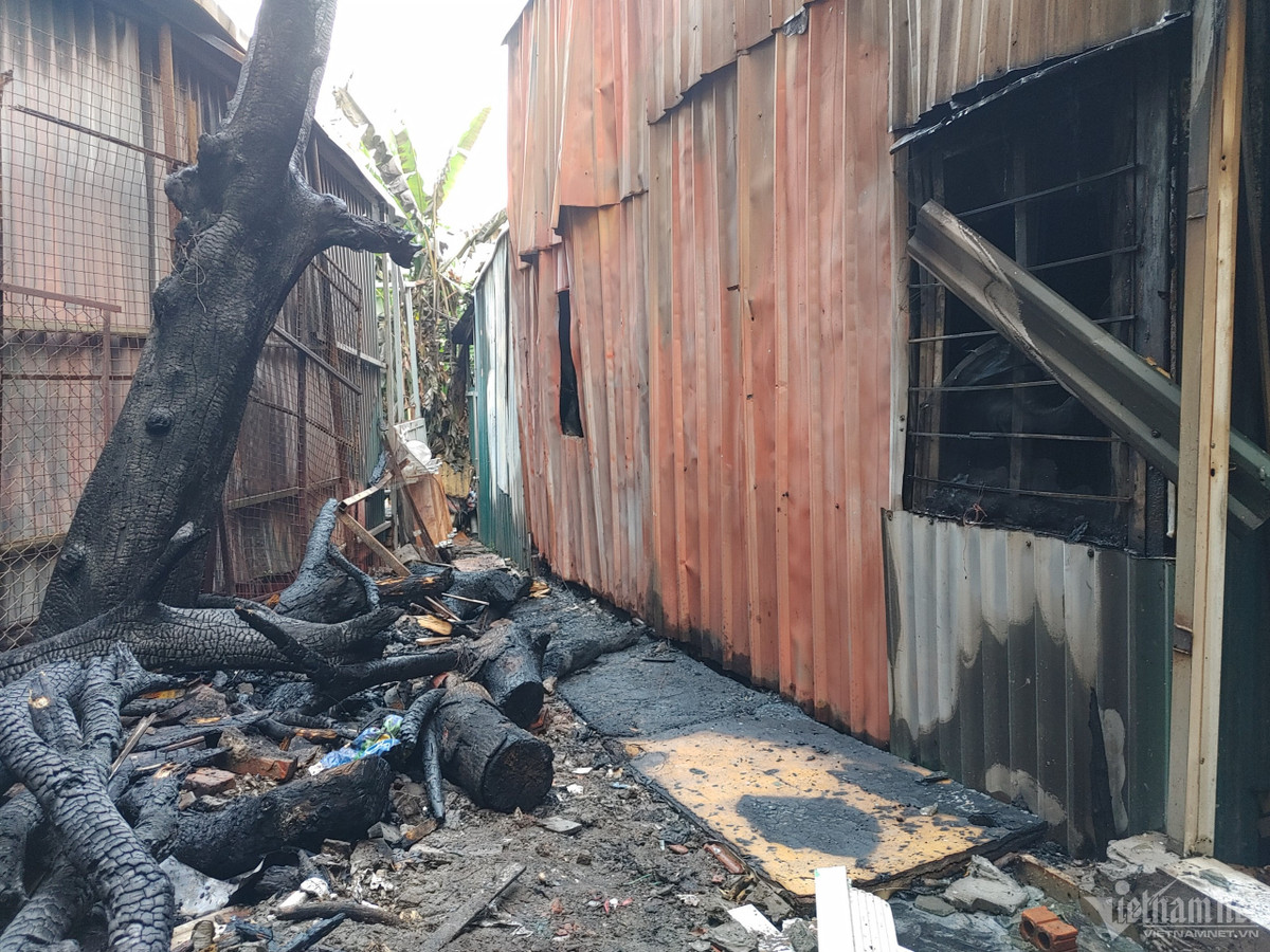 Ha Noi: Chay trong khu dan cu, khoi den boc cao hang chuc met-Hinh-4