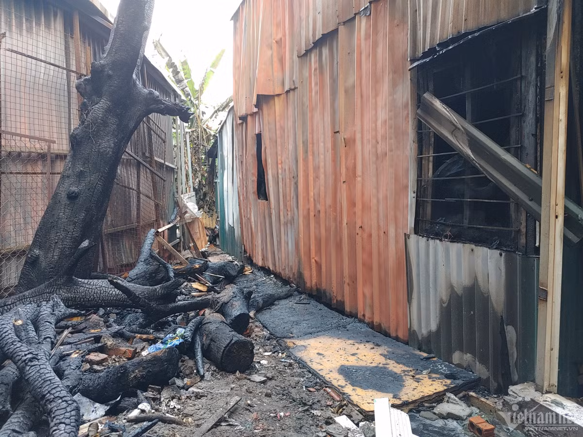 Ha Noi: Chay trong khu dan cu, khoi den boc cao hang chuc met-Hinh-4