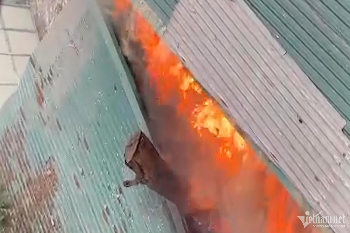 Ha Noi: Chay trong khu dan cu, khoi den boc cao hang chuc met