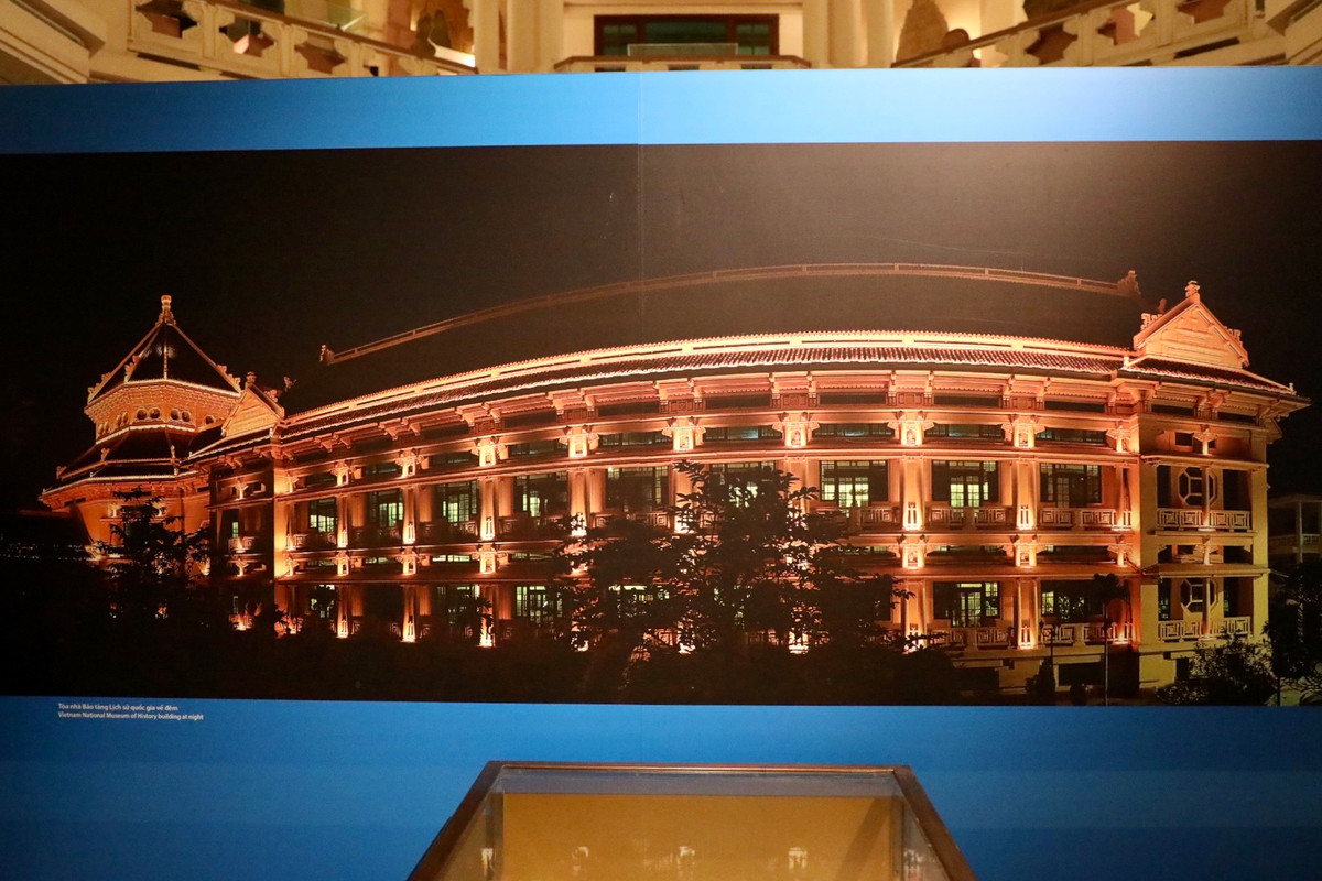 Bảo tàng Lịch sử quốc gia về đêm.