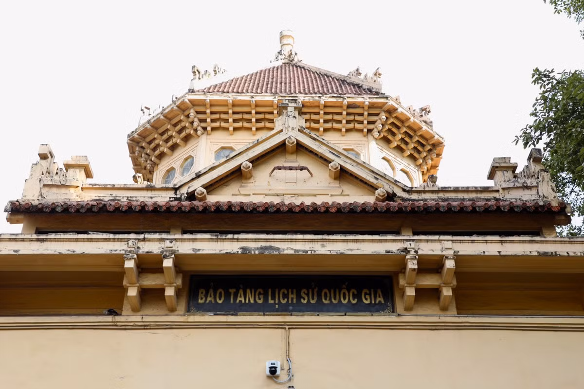 Không gian sảnh chính hình bát giác có kích thước mỗi cạnh lớn lên đến 11m. Không gian trưng bày chính nằm ngay sau đại sảnh có hình chữ nhật kéo dài xuyên phòng, có sự chuyển tiếp được tổ chức khéo léo.