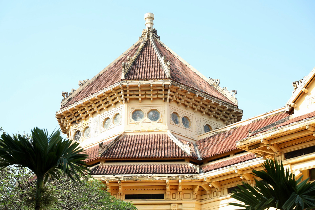 Mặt đứng công trình được nhấn mạnh bởi hệ thống mái che khối sảnh hình bát giác nhô cao phía trên công trình. Đây là một hệ ba lớp mái bao gồm mái trên có độ dốc lớn và được ngăn cách với các mái dưới bởi hệ thống cửa lấy sáng và một hệ con sơn liên tục, phía dưới là hai lớp mái có độ dốc nhỏ hơn.