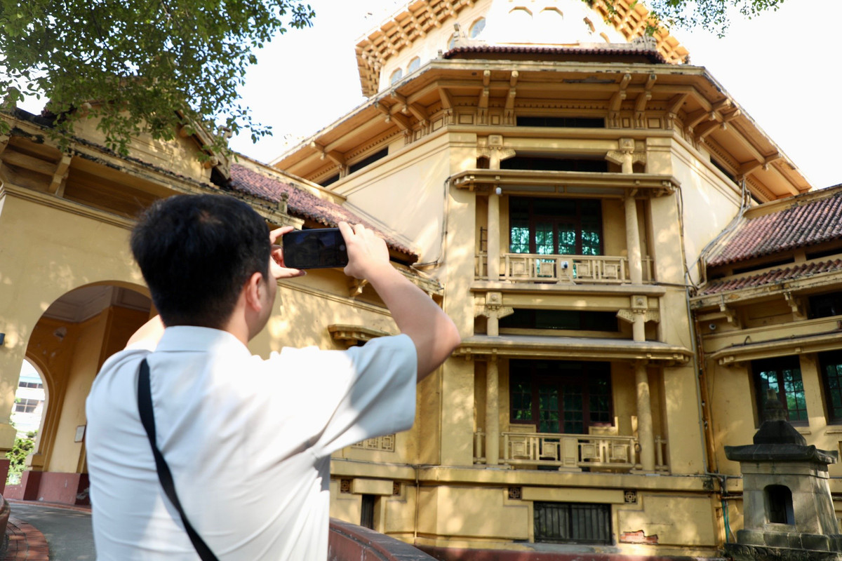Anh Nguyễn Thành Long (Hoàng Mai, Hà Nội) chia sẻ: "Đây là lần đầu tiên minh tới tham quan Bảo tàng Lịch sử quốc gia. Bên cạnh sự ấn tượng về độ lưu trữ nhiều hiện vật lịch sử, nhiều bảo vật quốc gia mình còn thấy được lối kiến trúc Đông Dương ở đây vô cùng đẹp".