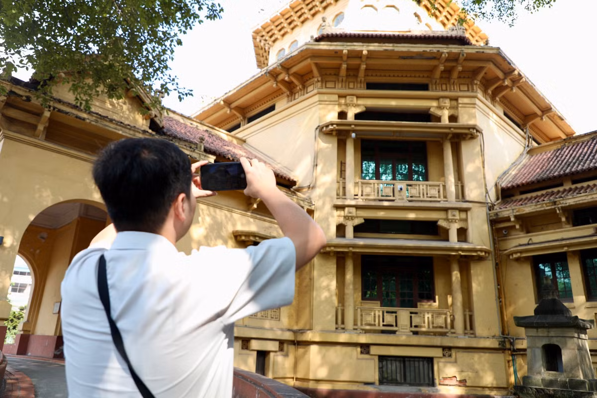 Anh Nguyễn Thành Long (Hoàng Mai, Hà Nội) chia sẻ: "Đây là lần đầu tiên minh tới tham quan Bảo tàng Lịch sử quốc gia. Bên cạnh sự ấn tượng về độ lưu trữ nhiều hiện vật lịch sử, nhiều bảo vật quốc gia mình còn thấy được lối kiến trúc Đông Dương ở đây vô cùng đẹp".