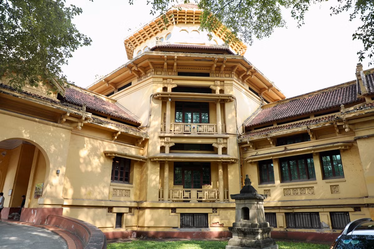 Đây là một dự án trong hoạt động của Viện Viễn Đông Bác Cổ (École Française d'Extrême-Orient) - một trung tâm nghiên cứu của Pháp về Đông phương học ở Đông Dương, được thành lập từ năm 1900 ở Sài Gòn, tới 1902 chuyển ra Hà Nội.