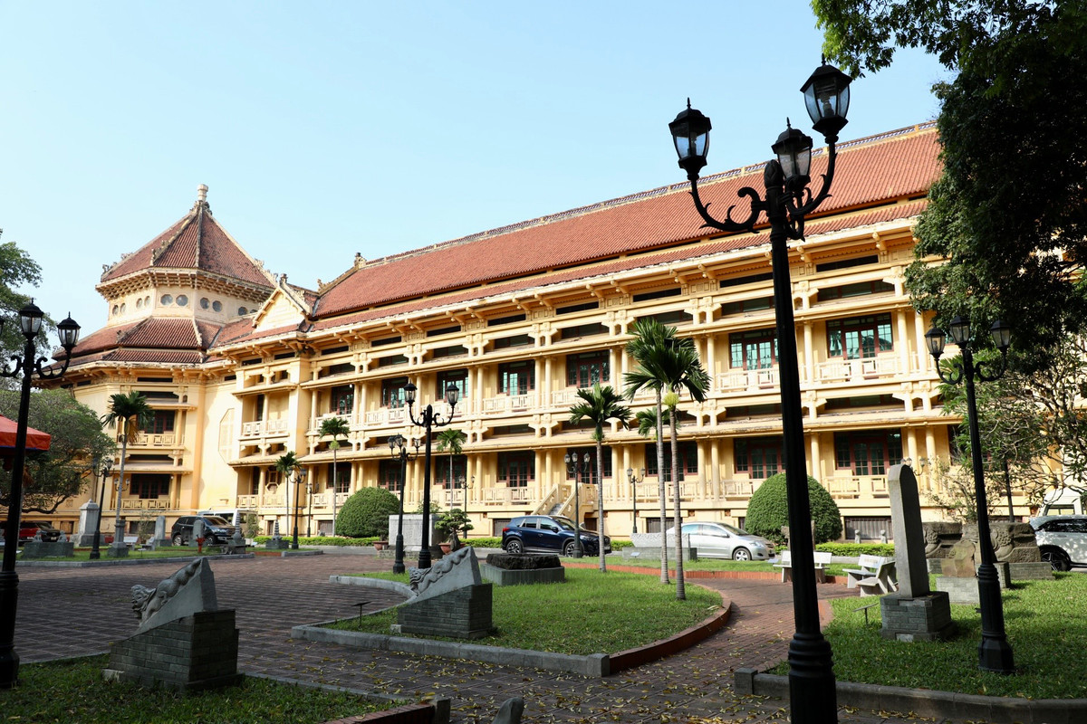 Công trình có quy mô 3 tầng, với tầng trệt là nhà kho, phòng chuyên môn, hành chính, có vai trò cách ẩm cho hai tầng trên là những không gian trưng bày.