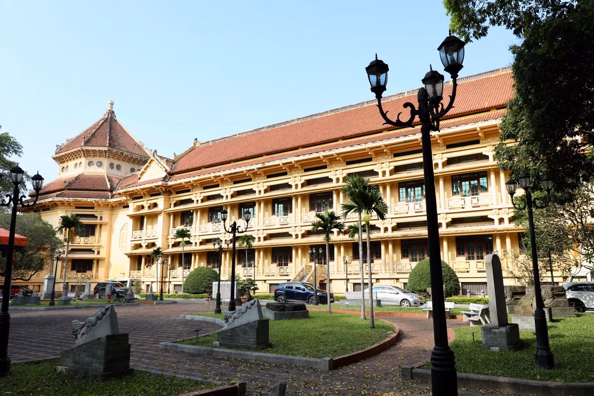 Công trình có quy mô 3 tầng, với tầng trệt là nhà kho, phòng chuyên môn, hành chính, có vai trò cách ẩm cho hai tầng trên là những không gian trưng bày.