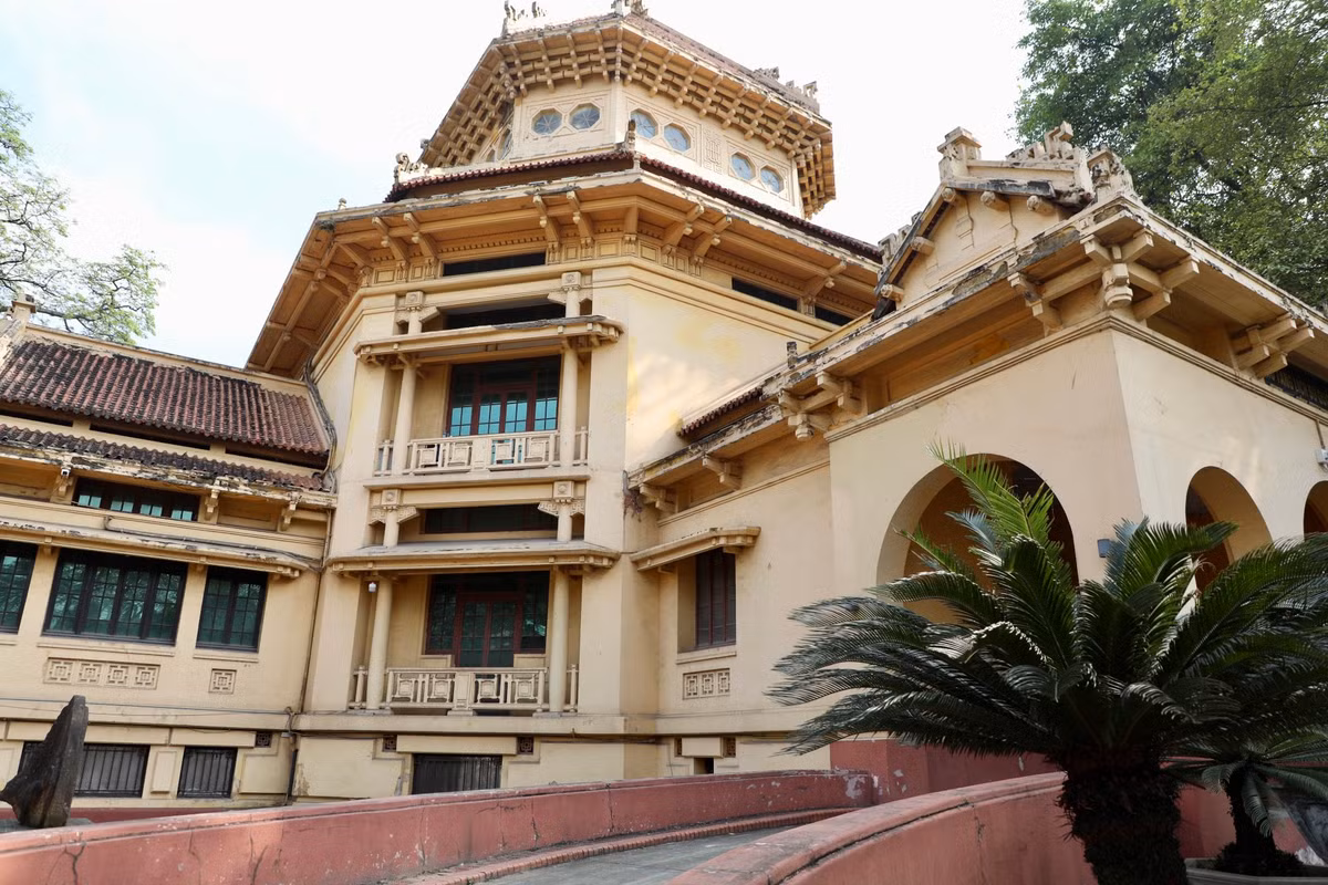 Bảo tàng Lịch sử quốc gia được thành lập ngày 3/9/1958 trên cơ sở kế thừa Bảo tàng Louis Finot. Nơi đây được coi là một trong những công trình tiêu biểu cho phong cách kiến trúc Đông Dương ở Việt Nam thời thuộc địa.