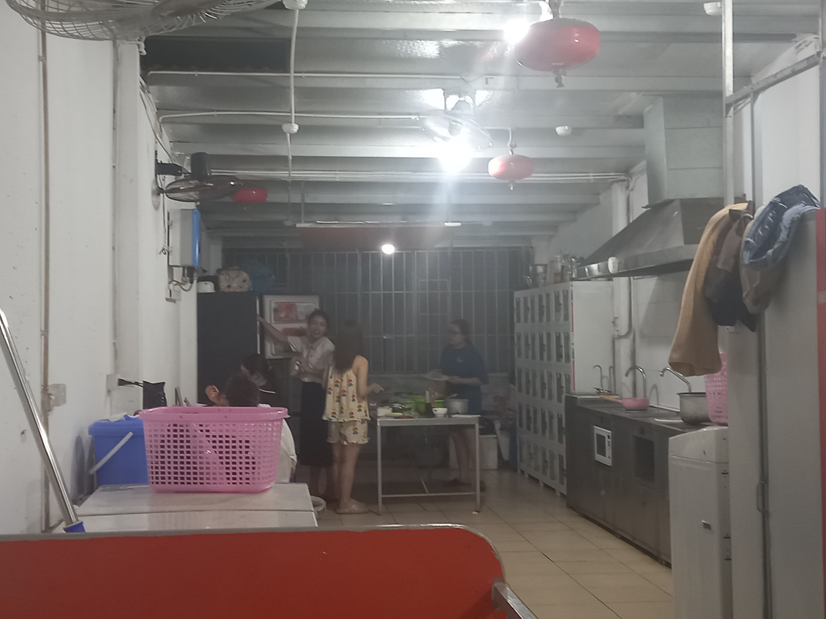 Khu sinh hoạt chung, nơi diễn ra mọi hoạt động của người thuê trọ bao gồm nấu ăn, ăn, vệ sinh,... Được trang bị đầy đủ bếp từ, lò vi sóng, tủ lạnh, máy giặt, máy lọc nước, bình nóng lạnh, máy sấy tóc...
