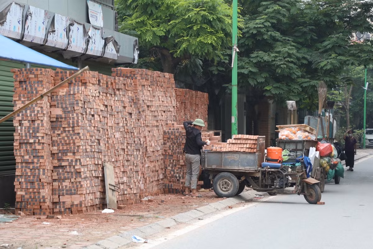 Bên cạnh đó, vỉa hè còn trở thành khu vực tập kết vật liệu xây dựng, rác thải, nuôi động vật...
