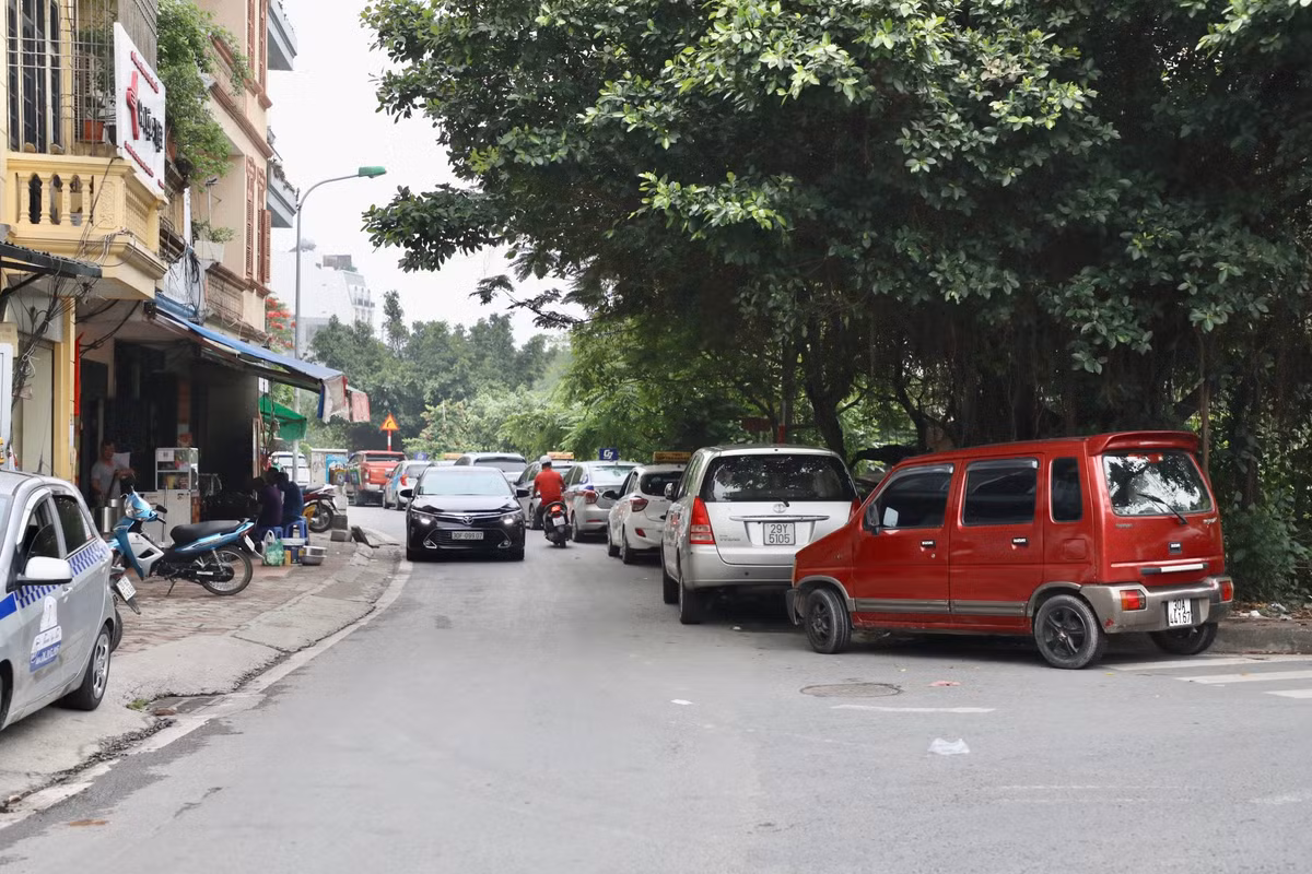 Không chỉ chiếm vỉa hè, ô tô đỗ tại đây cũng chiếm phần lớn diện tích lòng đường.
