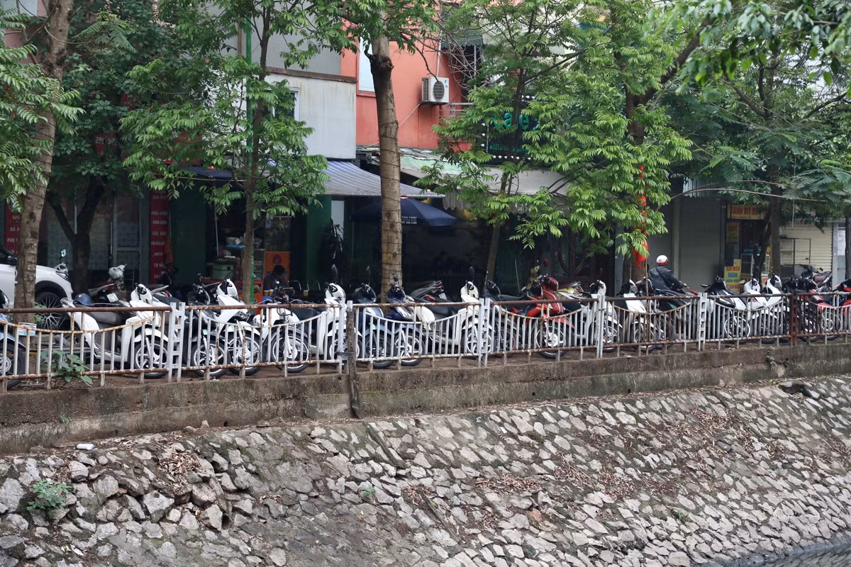 Hàng dài xe bịt kín vỉa hè ven bờ sông Sét.