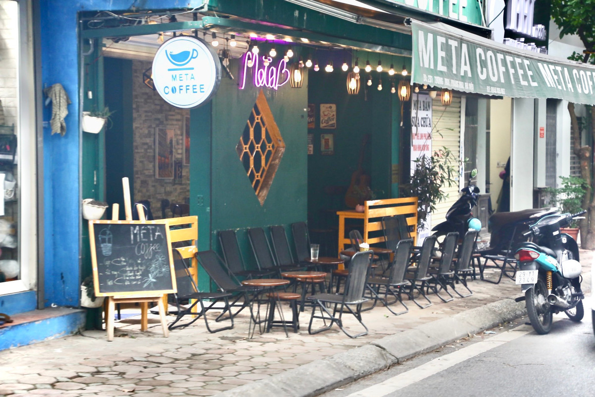 Anh Trần Trung, một người dân sinh sống cạnh sông Sét chia sẻ: "Thời gian vừa qua Hà Nội gắt gao trong chiến dịch giành lại vỉa hè, nhưng theo tôi thấy chỉ được một thời gian ngắn rồi tình trạng lấn chiếm lòng đường, vỉa hè lại đâu lại vào đấy".