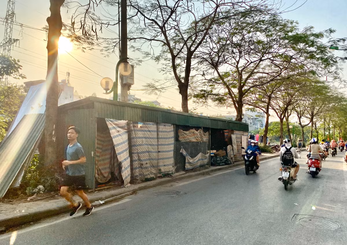 Đặc biệt, tại khu vực bờ sông Sét (thuộc địa phận phường Tân Mai), một nhà tôn dựng khá dài chiếm toàn bộ diện tích vỉa hè, đẩy người đi bộ xuống lòng đường.