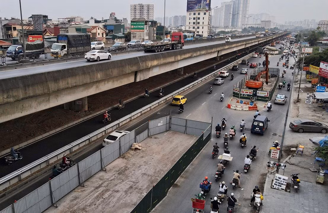 Hình ảnh quây tôn chiếm 2/3 lòng đường Nguyễn Xiển khiến giao thông ùn tắc cục bộ.