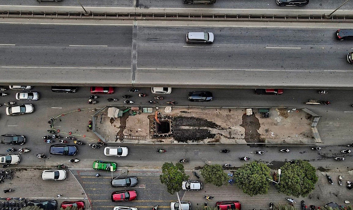 Vào giờ cao điểm, các phương tiện phải mất khoảng 30 phút để di chuyển qua đoạn đường bị quây rào chắn bằng tôn.