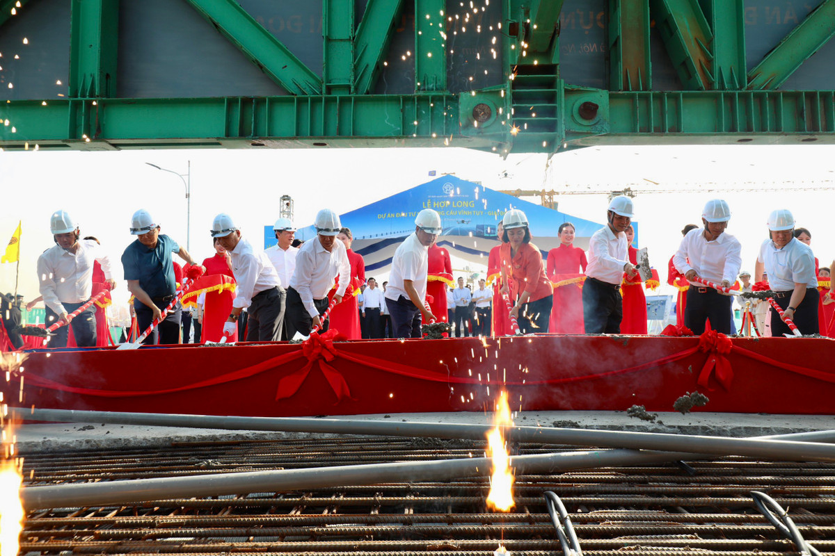 Sáng ngày 30/5, dự án cầu Vĩnh Tuy giai đoạn 2 (Vĩnh Tuy 2) đã chính thức tiến hành hợp long đoạn cầu chính vượt sông Hồng (khối hợp long cuối cùng - KN5, Trụ T21HL và T22HL). Đây là dấu mốc quan trọng đưa dự án vào giai đoạn nước rút, chuyển sang giai đoạn thi công, hoàn thiện để chuẩn bị thông xe trong đầu tháng 9/2023.