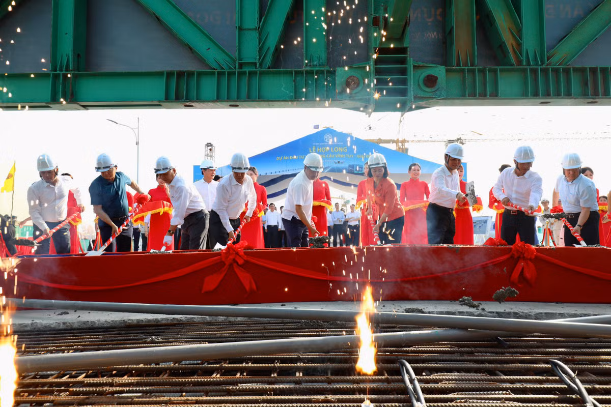 Sáng ngày 30/5, dự án cầu Vĩnh Tuy giai đoạn 2 (Vĩnh Tuy 2) đã chính thức tiến hành hợp long đoạn cầu chính vượt sông Hồng (khối hợp long cuối cùng - KN5, Trụ T21HL và T22HL). Đây là dấu mốc quan trọng đưa dự án vào giai đoạn nước rút, chuyển sang giai đoạn thi công, hoàn thiện để chuẩn bị thông xe trong đầu tháng 9/2023.