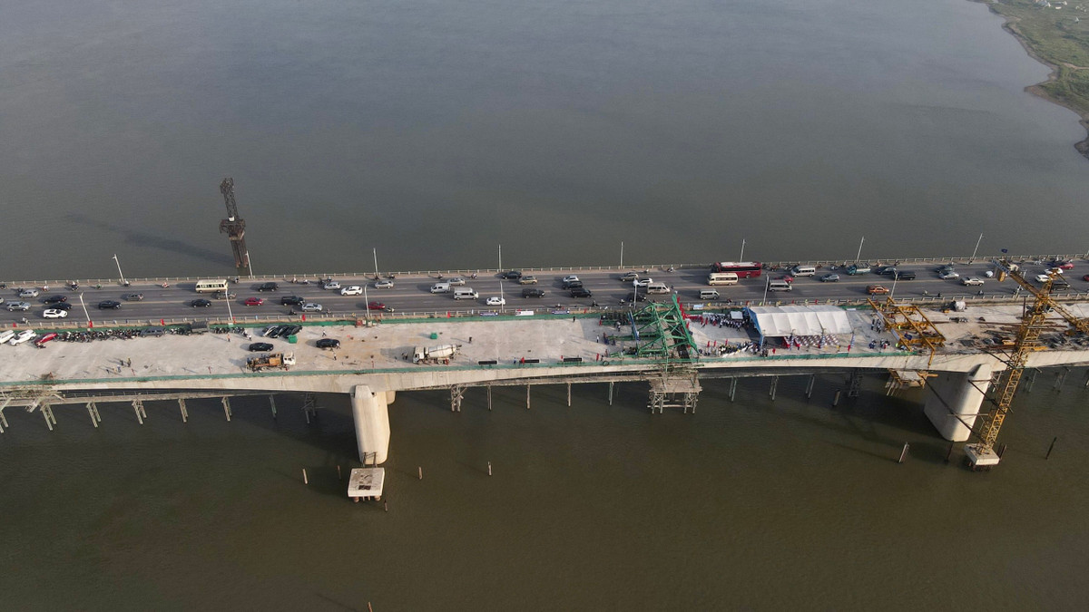 Sau khi hoàn tất khối hợp long cuối cùng, các đơn vị thi công sẽ tiếp tục gờ bê tông lan can, lắp đặt hệ thống chiếu sáng và cảnh quan, cây xanh, thảm bê tông nhựa, sơn kẻ tổ chức giao thông để thông xe cầu Vĩnh Tuy – giai đoạn 2 trước ngày 2/9.