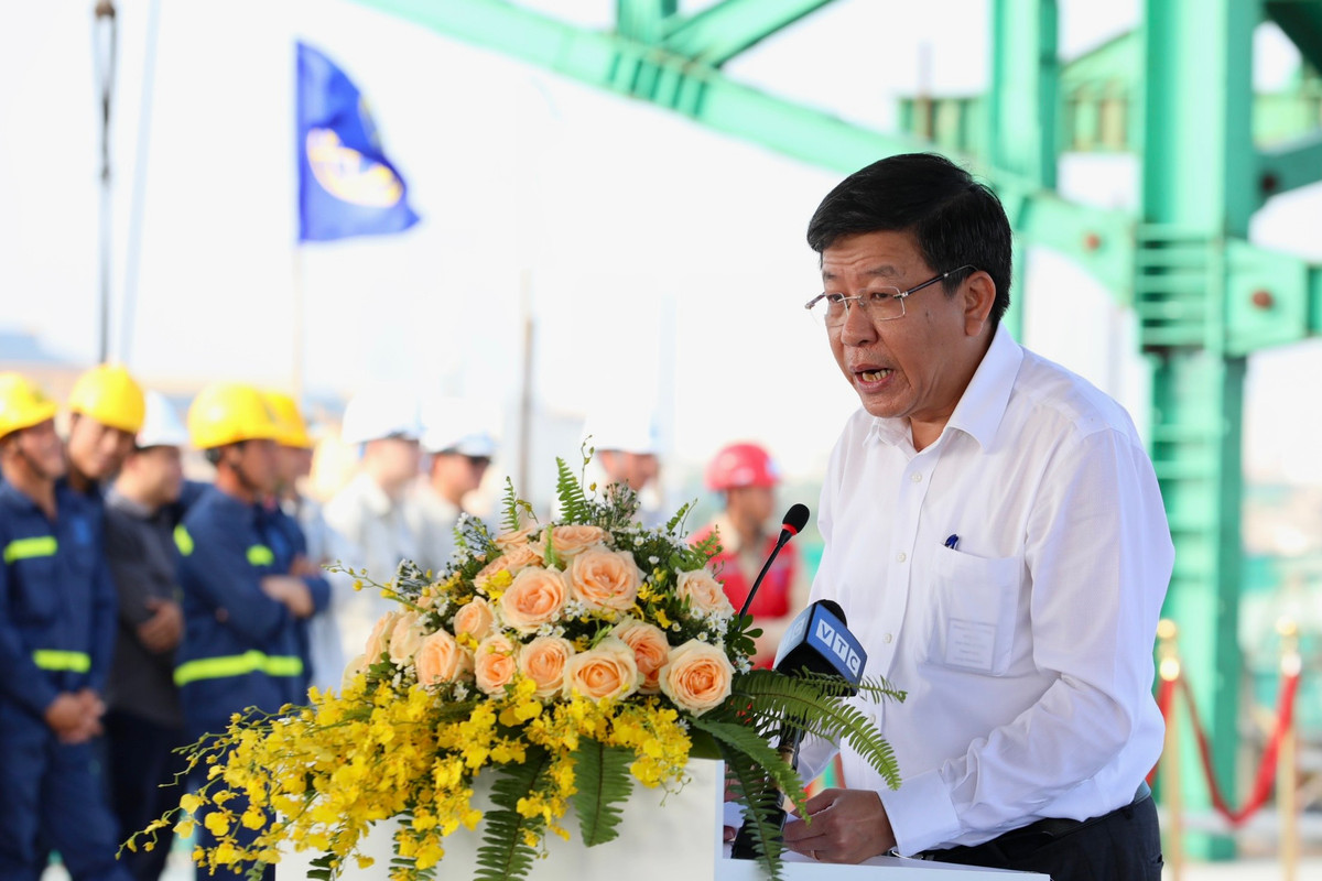 Theo Phó chủ tịch UBND thành phố Hà Nội Dương Đức Tuấn, việc hợp long cầu chính vượt sông Hồng đánh dấu một mốc sự kiện quan trọng của công trình đó là cầu Vĩnh Tuy – Giai đoạn 2 sẽ được nối liền giữa hai phần dầm cầu đúc hẫng bờ phía quận Hai Bà Trưng và quận Long Biên, hoàn thành công tác thi công dầm chính vượt sông Hồng và hoàn chỉnh công tác thi công cầu toàn tuyến từ bờ hữu sông Hồng sang bờ tả sông Hồng.