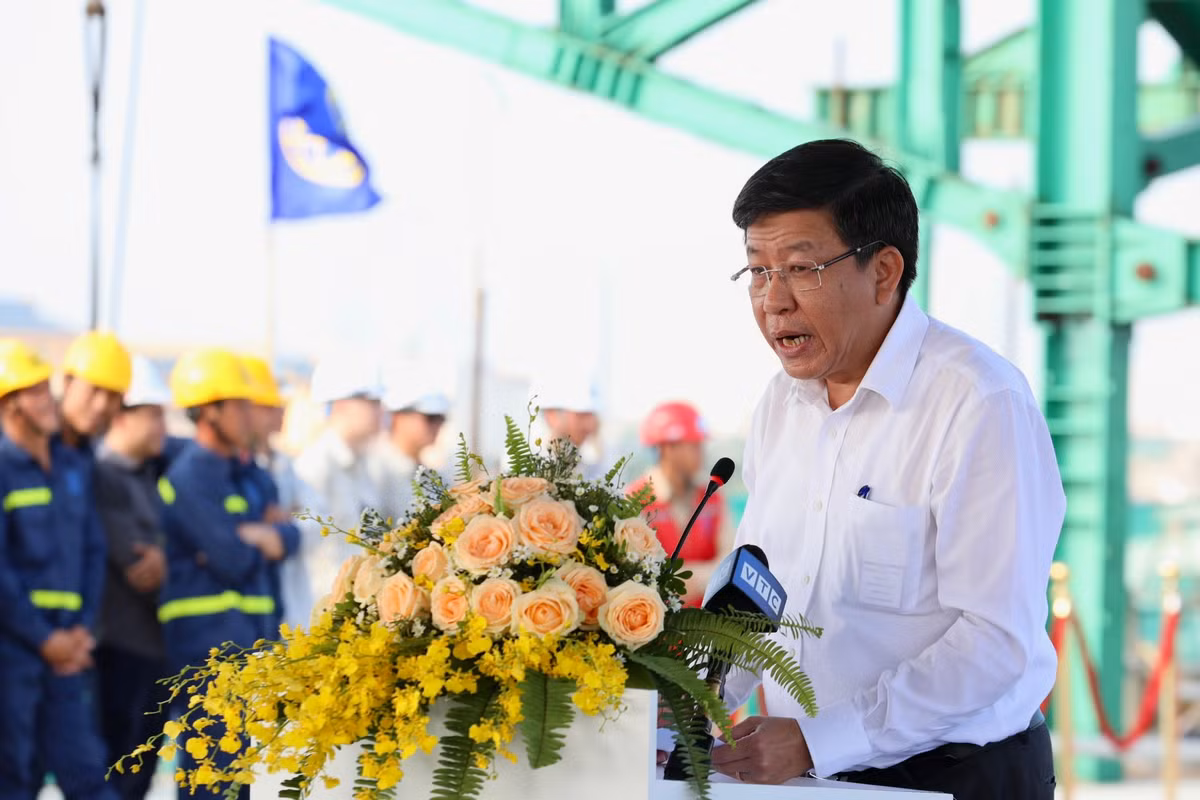 Theo Phó chủ tịch UBND thành phố Hà Nội Dương Đức Tuấn, việc hợp long cầu chính vượt sông Hồng đánh dấu một mốc sự kiện quan trọng của công trình đó là cầu Vĩnh Tuy – Giai đoạn 2 sẽ được nối liền giữa hai phần dầm cầu đúc hẫng bờ phía quận Hai Bà Trưng và quận Long Biên, hoàn thành công tác thi công dầm chính vượt sông Hồng và hoàn chỉnh công tác thi công cầu toàn tuyến từ bờ hữu sông Hồng sang bờ tả sông Hồng.