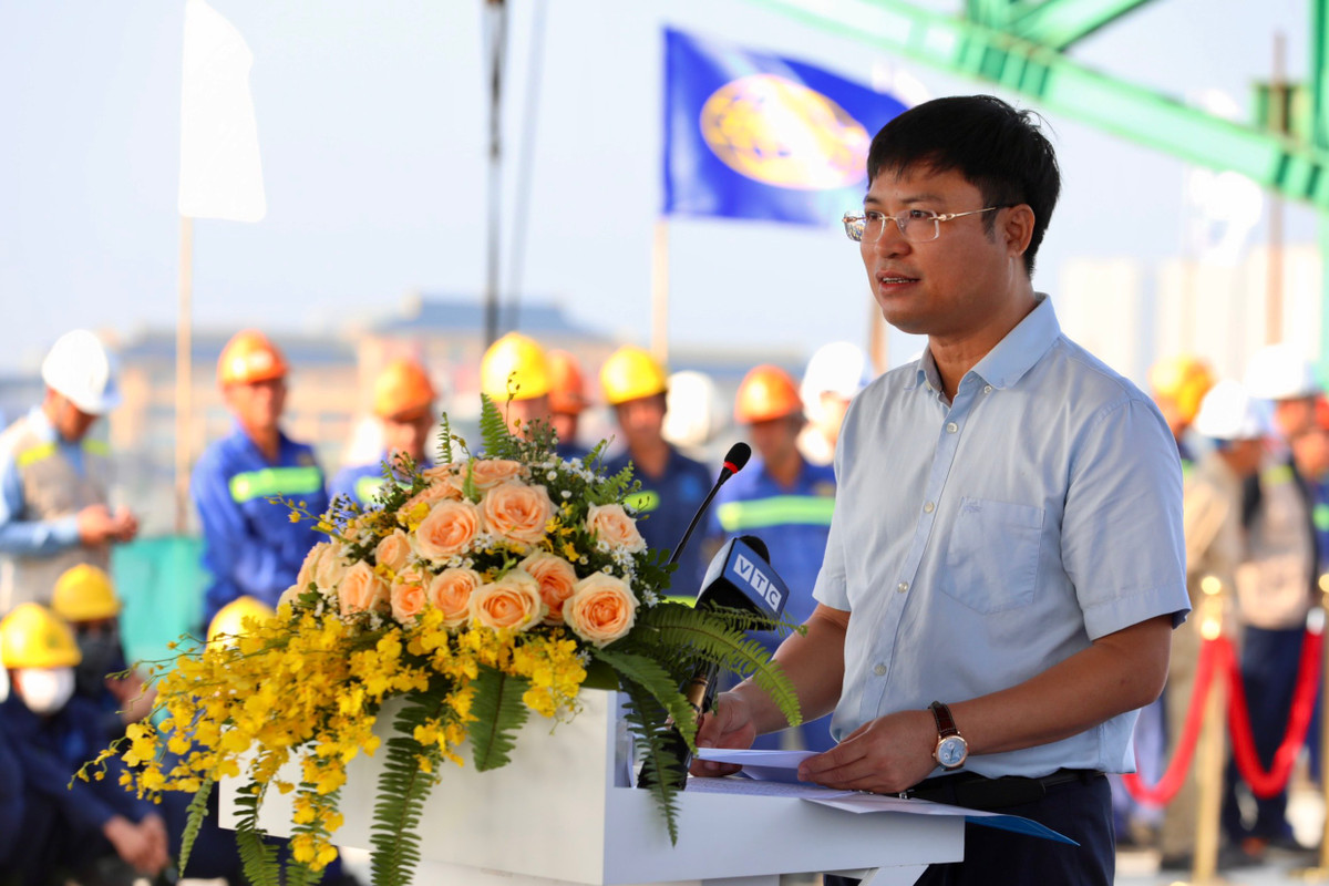 Tại lễ hợp long, Giám đốc Ban Quản lý dự án Đầu tư xây dựng công trình giao thông thành phố Hà Nội Nguyễn Chí Cường cho biết, sau khi hoàn thành đổ bê tông khối hợp long cuối cùng cầu chính vượt dòng chủ sông Hồng, nối liền hai đầu cầu giai đoạn 2 phía Hai Bà Trưng và Long Biên bảo đảm tiến độ, chất lượng, an toàn và hiệu quả, Ban quản lý dự án và các nhà thầu sẽ tập trung thực hiện các công việc còn lại để thông xe đưa vào khai thác, sử dụng trước ngày 2/9/2023 và hoàn thiện tổ chức giao thông đồng bộ toàn dự án.