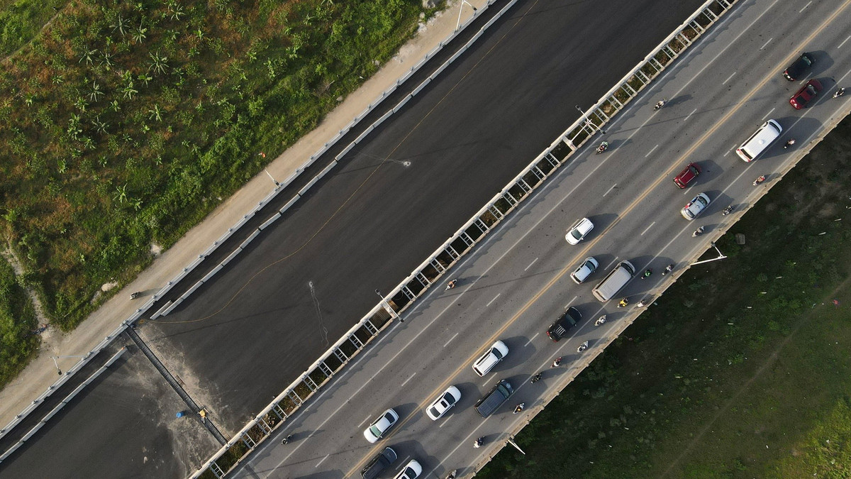 Đồng thời, tổ chức lại giao thông, lắp đặt dải phân cách biên, sơn kẻ tổ chức giao thông cầu Vĩnh Tuy – giai đoạn 1 để đồng bộ toàn bộ dự án xong trước ngày 10/10/2023.