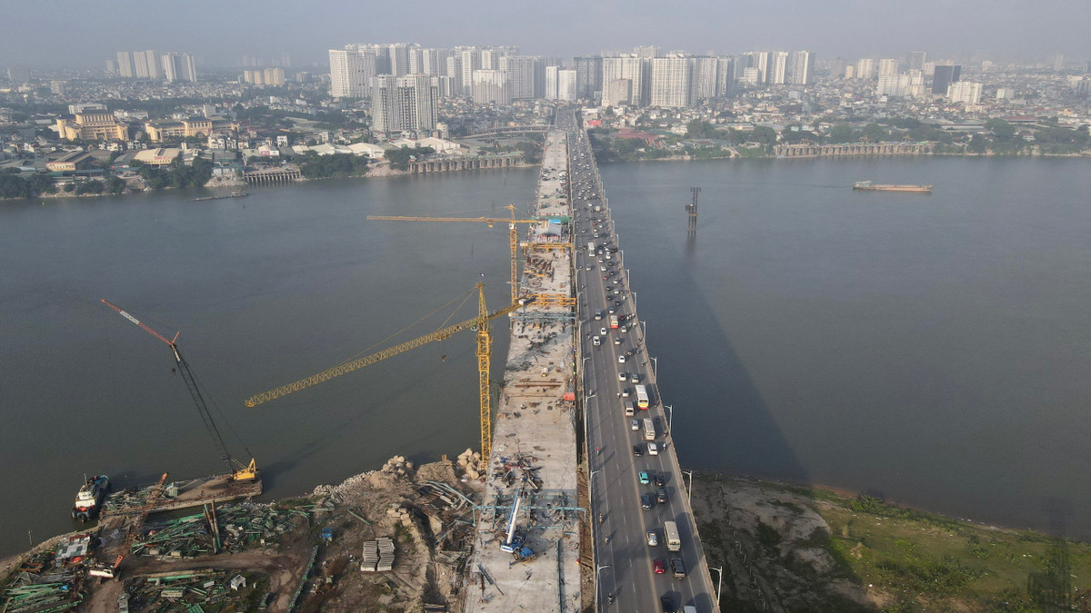 Trước đó, cầu Vĩnh Tuy 2 đã hoàn thành 7/8 khối hợp long, bao gồm: KN1 (trụ T17HLA-T18HL); KN2 (trụ T18HL-T19HL); KN3 (trụ T19HL-T20HL); KN4 (Trụ T20HL-T21HL); KN6 (Trụ T22HL-T23HL); KN7 (trụ T23HL-T24HL); KN8 trụ T24HL- T25HL).