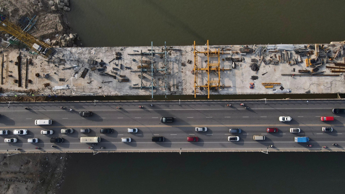 Dự án cầu Vĩnh Tuy giai đoạn 2 được khởi công xây dựng vào ngày 9/1/2021 với tổng mức đầu tư 2.538 tỷ đồng. Cây cầu nghìn tỷ này có tổng chiều dài tuyến (bao gồm cầu và đường dẫn) khoảng 3.473m; gồm 61 nhịp (8 nhịp liên tục dầm hộp đúc hẫng cân bằng vượt dòng chủ; 44 nhịp Super T vượt bãi sông phía Bắc; 3 nhịp dầm hộp đúc hẫng cân bằng vượt đê Tả Hồng; 6 nhịp dầm hộp bản rỗng đúc trên đà giáo).