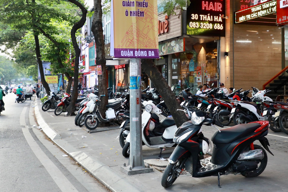 Hàng dài phương tiện đỗ trên vỉa hè phố Thái Hà.