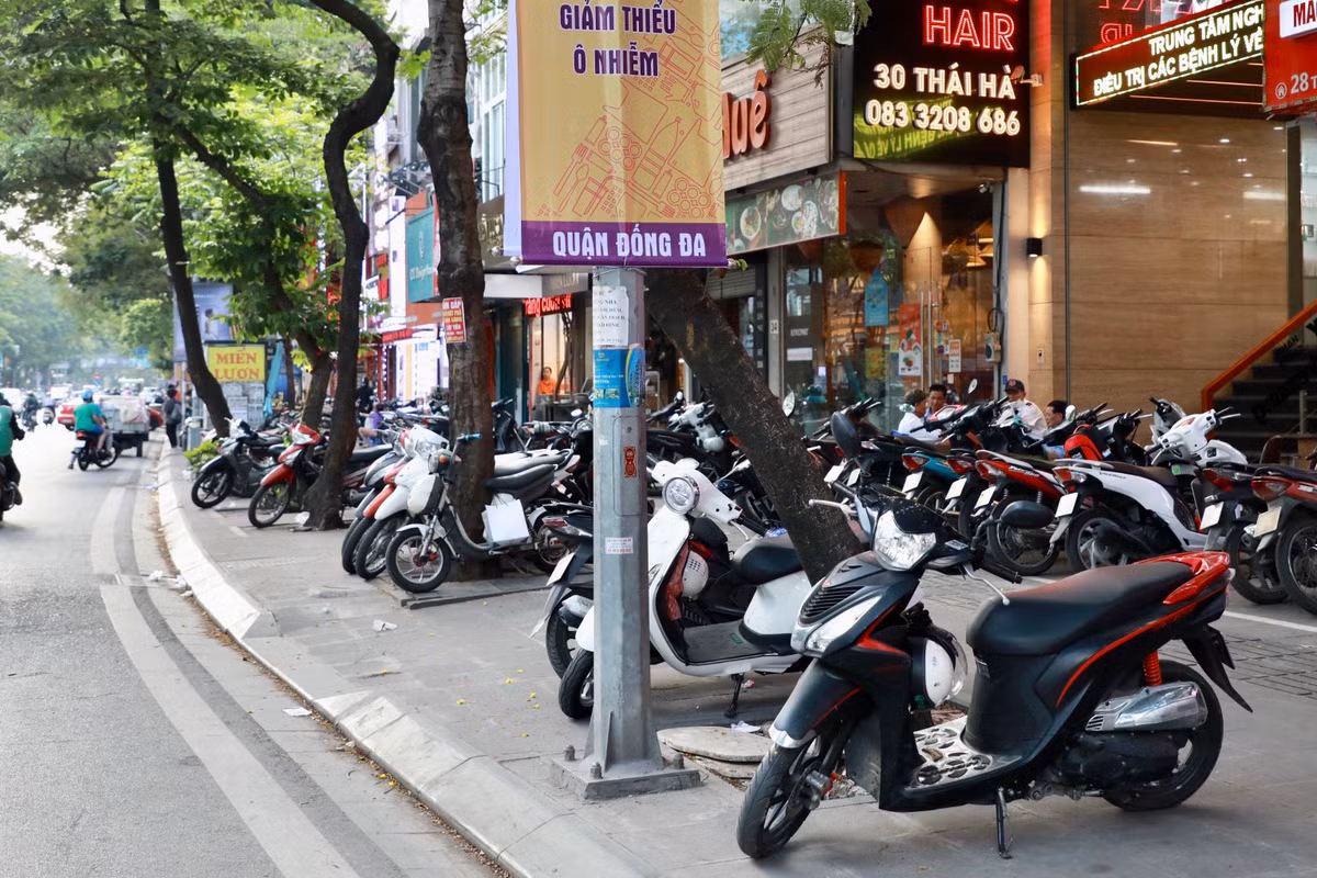 Hàng dài phương tiện đỗ trên vỉa hè phố Thái Hà.